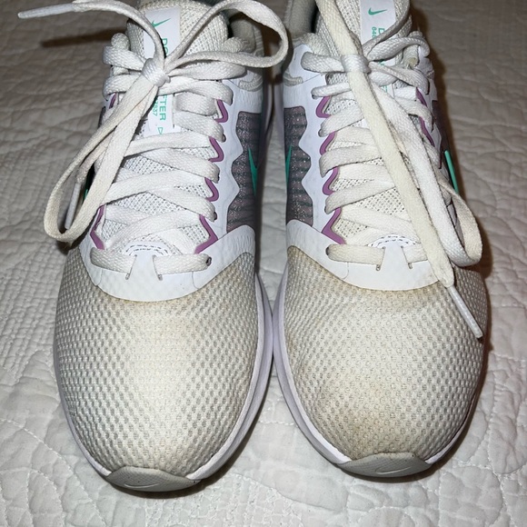 Women’s size 6 Nike running shoes. - Picture 2 of 7